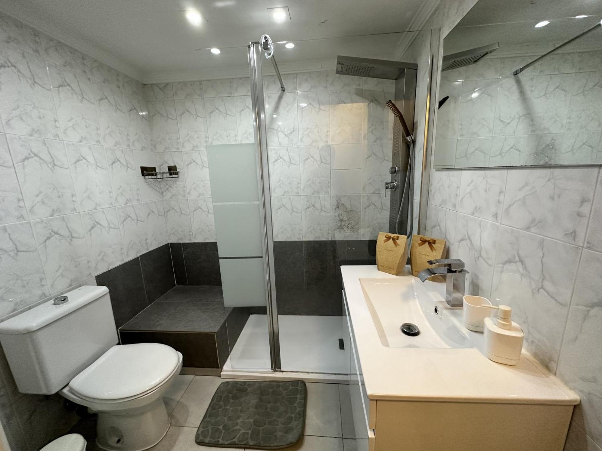 Apartment Ver1 - Terraza - 1 Dorm - Wifi - Centro A 100 Metros - Playa A 600 Metros Torremolinos
